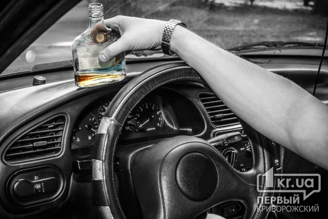 В Кривом Роге водитель иномарки пил алкоголь за рулем на глазах у полицейских
