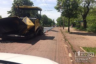 В Кривом Роге укладывают асфальтное покрытие, не перекрывая движение транспорта