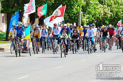 В Кривом Роге велосипедисты почтили память воинов-освободителей
