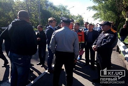 Руководство промышленного гиганта Кривого Рога общается с митингующими