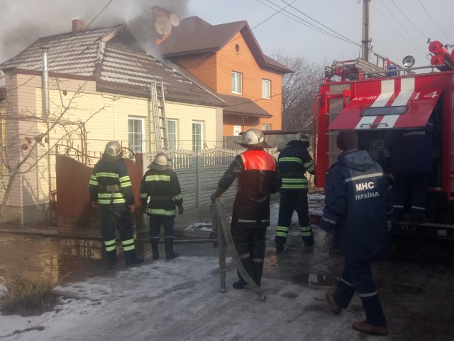 Майже дві години рятувальники гасили пожежу будинку у Кривому Розі