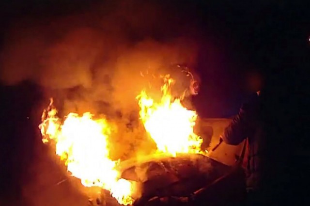 У Кривому Розі поліцейські врятували чоловіка з палаючого автомобіля