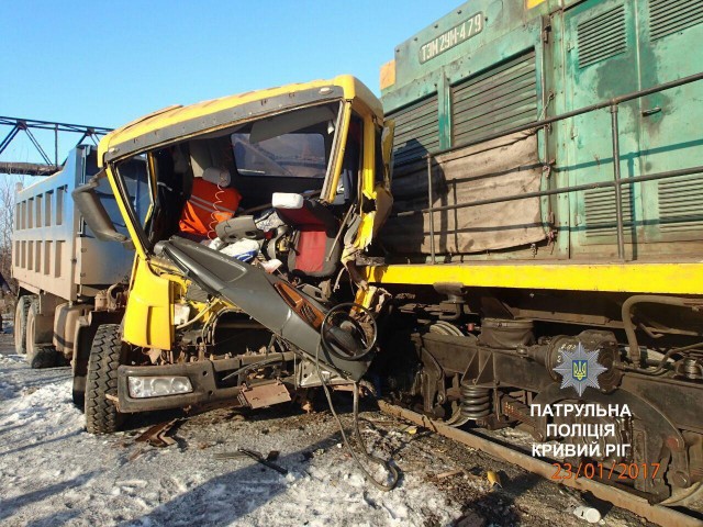 Тепловоз и грузовик столкнулись на железнодорожном переезде АрселорМиттал Кривой Рог