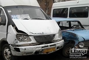 В Кривом Роге столкнулись маршрутка и Москвич. Пострадали четыре человека