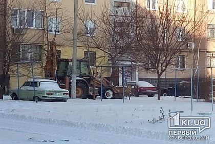 Как очищают от снега межквартальные дороги в Кривом Роге