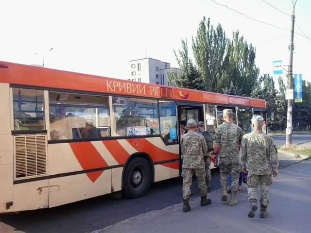 В Кривом Роге возобновили перевозки военнослужащих танковой бригады
