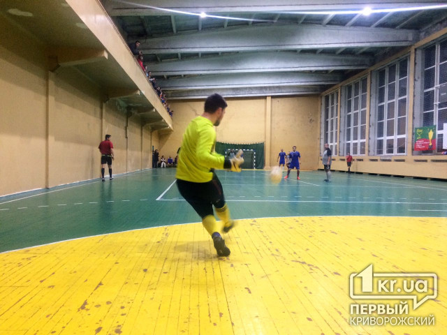Спортивные криворожские медийщики начали борьбу в турнире по футзалу