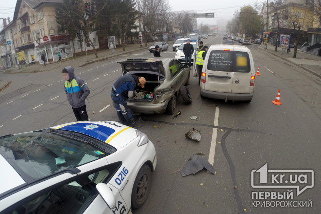 ДТП в Кривом Роге: столкнулись 3 автомобиля (ОБНОВЛЕНО)