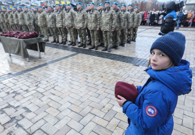 Голубые береты не для украинцев, - Президент поздравил десантников, переименовав войска