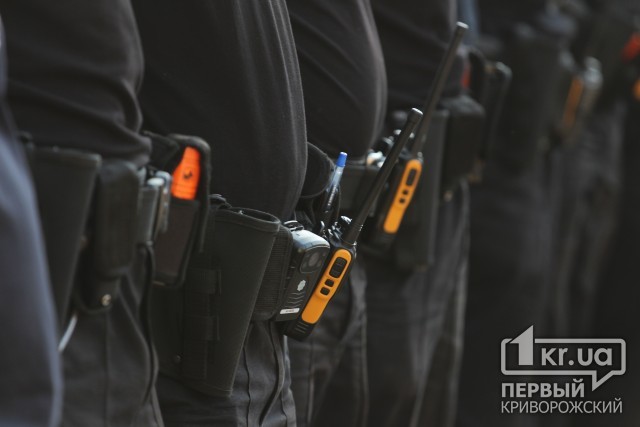 У Кривому Розі поліцейський застосував зброю, захищаючись від нападу трьох сп&#039;янілих молодиків