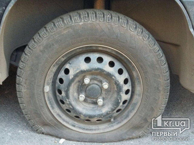В Кривом Роге неизвестные порезали шины на нескольких авто