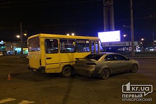 Маршрутка и легковушка столкнулись на кольце 95 квартала в Кривом Роге