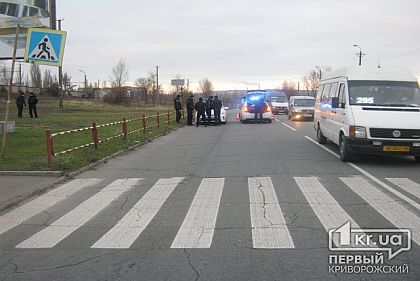 В Кривом Роге вблизи зебры приус копов сбил человека