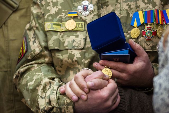 За мужні подвиги: Валентин Резніченко вручив відзнаки бійцям 40-го батальйону «Кривбас»