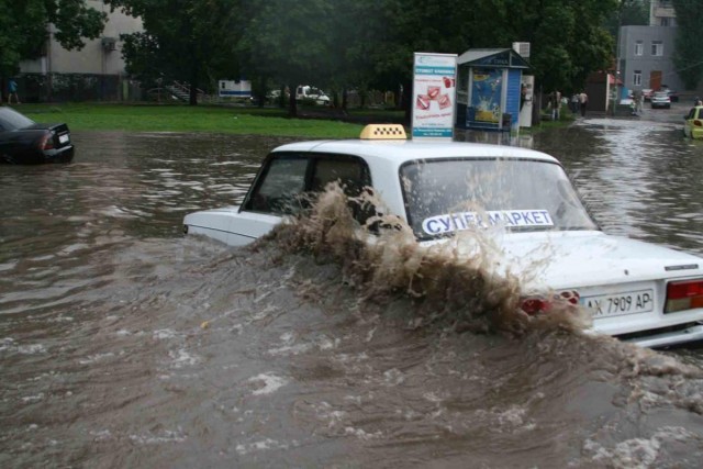 Водителям следует быть осторожными в дождливую погоду