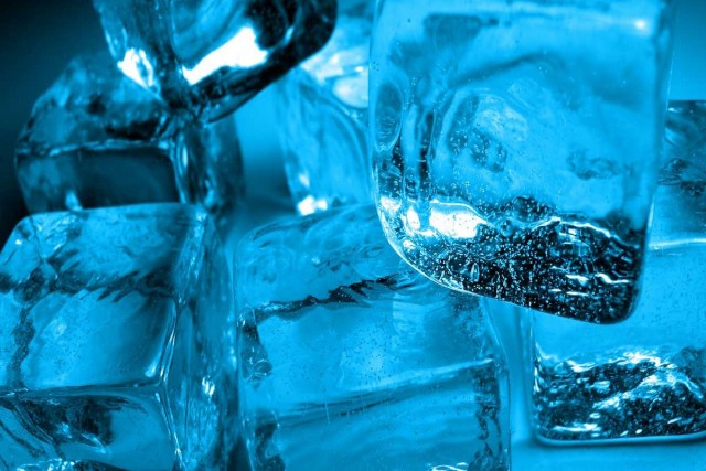 Кондиционеры и холодная вода – главные источники простуды летом