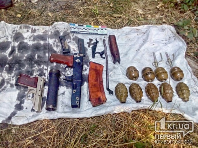 В Кривом Роге обнаружен тайник с гранатами, пистолетом и запчастями к АК-74