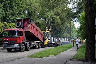 Благоустроенный Кривой Рог: В нескольких районах города ремонтируют дорогу и наносят разметку