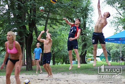 Активная летняя суббота: В Кривом Роге прошел турнир по волейболу