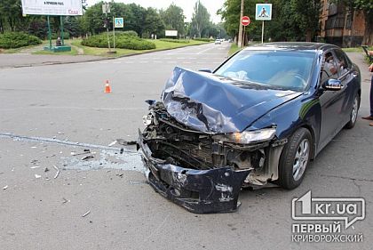 Некорректная работа светофора? На регулируемом перекрестке столкнулись автомобили