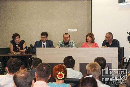 «Шоу вместо работы»: Подробности о происходящем на сессии и реакция депутата на подозрение в преступлении