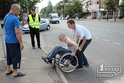 В Кривом Роге люди с особыми потребностями вынуждены быть «покорителями бордюрных вершин»