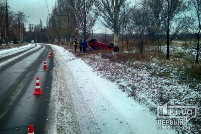 В Кривом Роге на скользкой дороге перевернулась машина