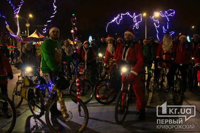 «Новий Рік прийде і по цих дорогах!», - криворізькі Діди Морози на велосипедах