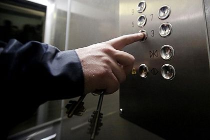 В криворожской многоэтажке отключили лифт из-за долгов