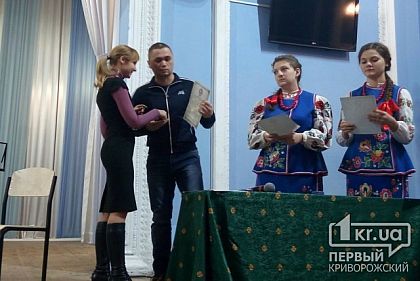 Криворожских волонтеров наградили нагрудными знаками от губернатора