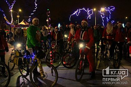 «Новий Рік прийде і по цих дорогах!», - криворізькі Діди Морози на велосипедах