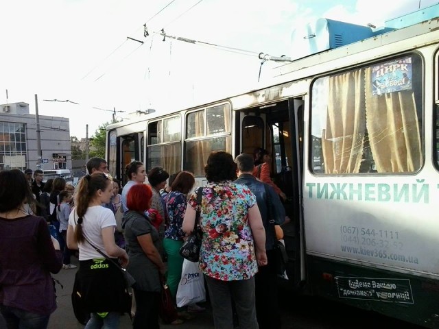 В Кривом Роге в час-пик пассажиры троллейбуса чуть не «разорвали» кондуктора,- активист