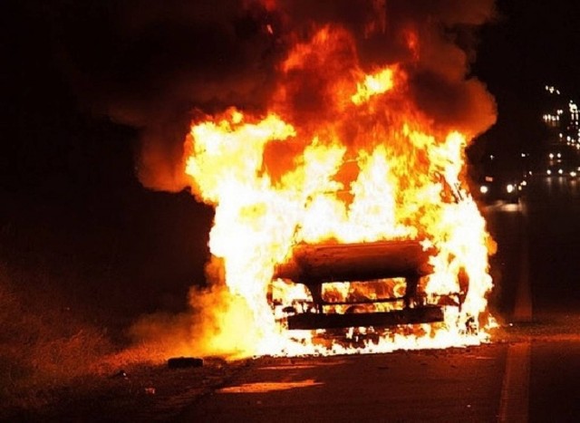 В Кривом Роге на ходу загорелся автомобиль (ОБНОВЛЕНО)