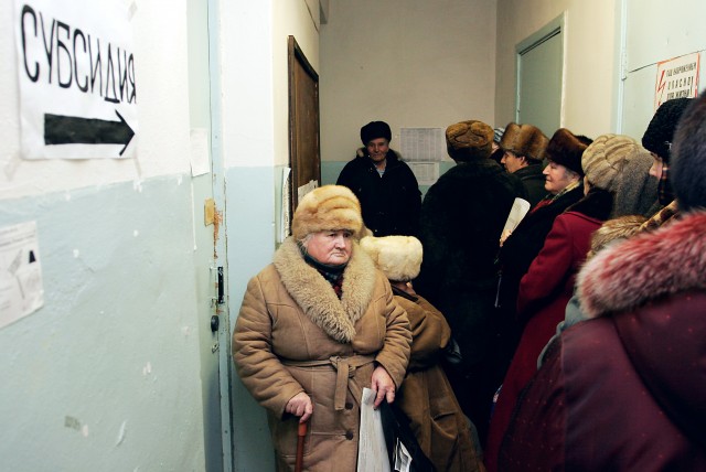 Украинцам подняли зарплаты и пенсии