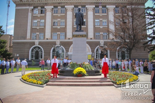 Ко Дню Конституции в Кривом Роге прошло торжественное возложение цветов у памятника Т.Г. Шевченко