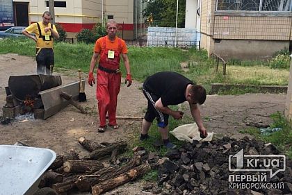 Надоело ждать обещанного. В Покровском районе люди сами «латают» дорогу, - свидетели событий