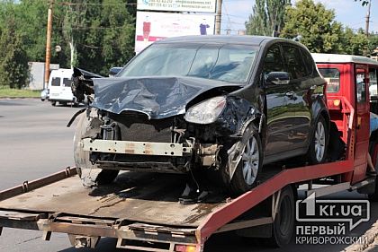 Тройное ДТП на свадебном перекрестке: Перевернутая «Таврия», реанимация и большая пробка