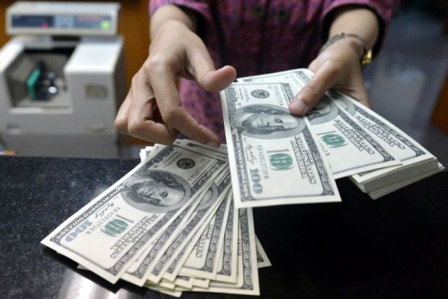 Жители страны купили у банков меньше инвалюты, чем «сдали»
