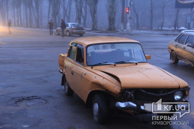 В Кривом Роге Opel влетел в Москвич, который ехал на красный свет