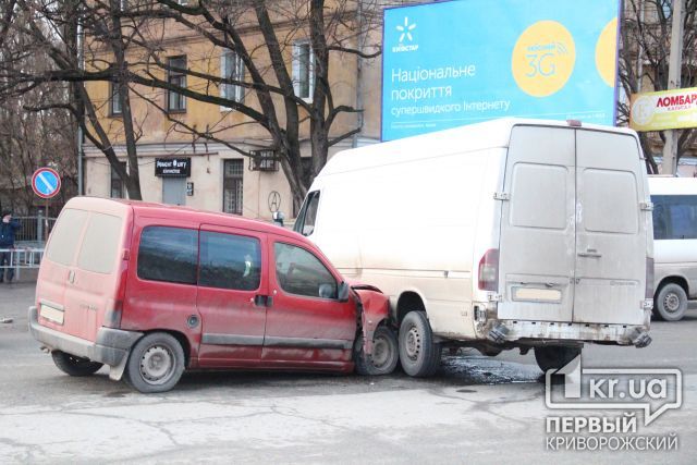 ДТП в Кривом Роге: Невнимательность водителя могла забрать жизнь автомобилиста