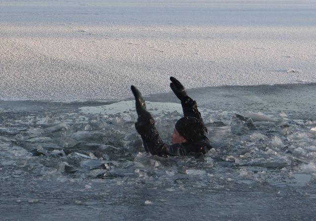 В Кривом Роге прохожий вытащил из воды пожилого мужчину, который провалился под лед