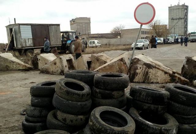 Трассу Кривой Рог - Николаев перекрыли бетонными блоками