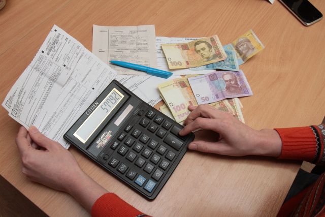 Как украинцы платят за услуги ЖКХ и кто задолжал больше всего