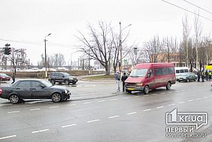 В Кривом Роге на перекрестке столкнулись маршрутка и два ВАЗа (ОБНОВЛЕНО)