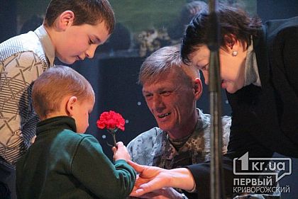 В ДК «Металлургов» отметили годовщину выхода из Дебальцевского окружения