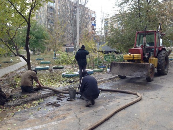 Водоканал оперативная. Водоканал устраняет порыв. Горводоканал Донецк Киевский район. Водоканал роет и ищет прорыв трубы. Горводоканал Кривой Рог Покровский район телефон.