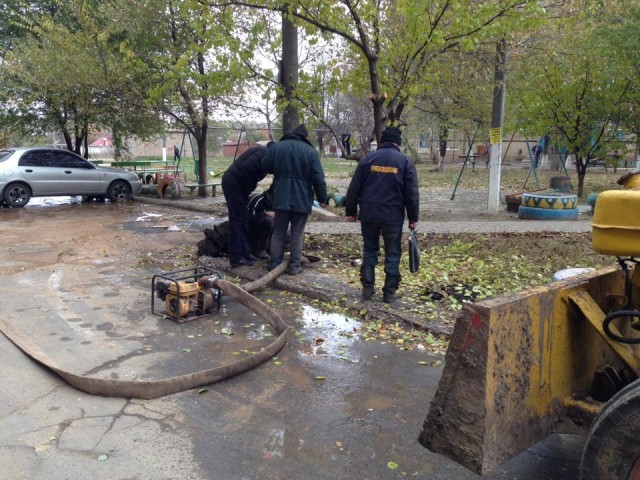 В Покровском районе прорвало трубу. Водоканал оперативно устраняет порыв