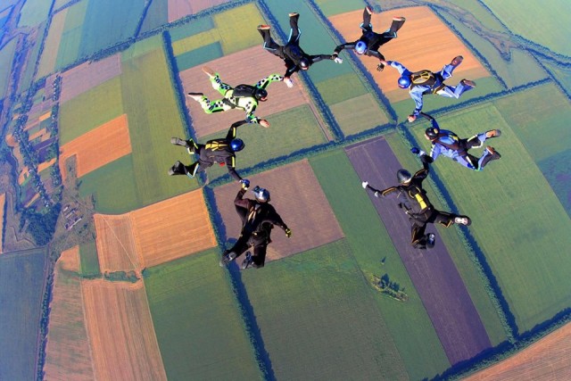 Экстремальное возвращение в мирную жизнь: криворожские бойцы АТО прыгнули с парашютом