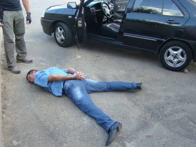 Остановили за «ремни», нашли «опий»: в Кривом Роге задержан водитель ВАЗ