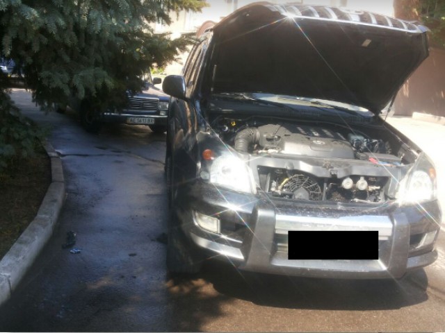 Позарился на чужое: В Кривом Роге неизвестный хотел спалить Toyota Prado
